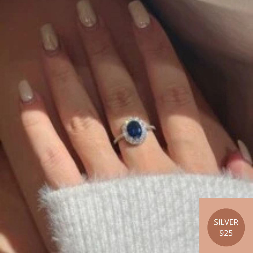 Bague bleue discrète