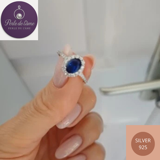 Bague bleue discrète
